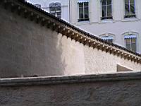Lyon, Abbaye d'Ainay, Chapelle Ste Blandine, Detail de difference de mur